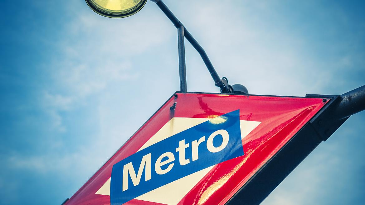 Metro de Madrid Cartel con el logo de Metro en una estación