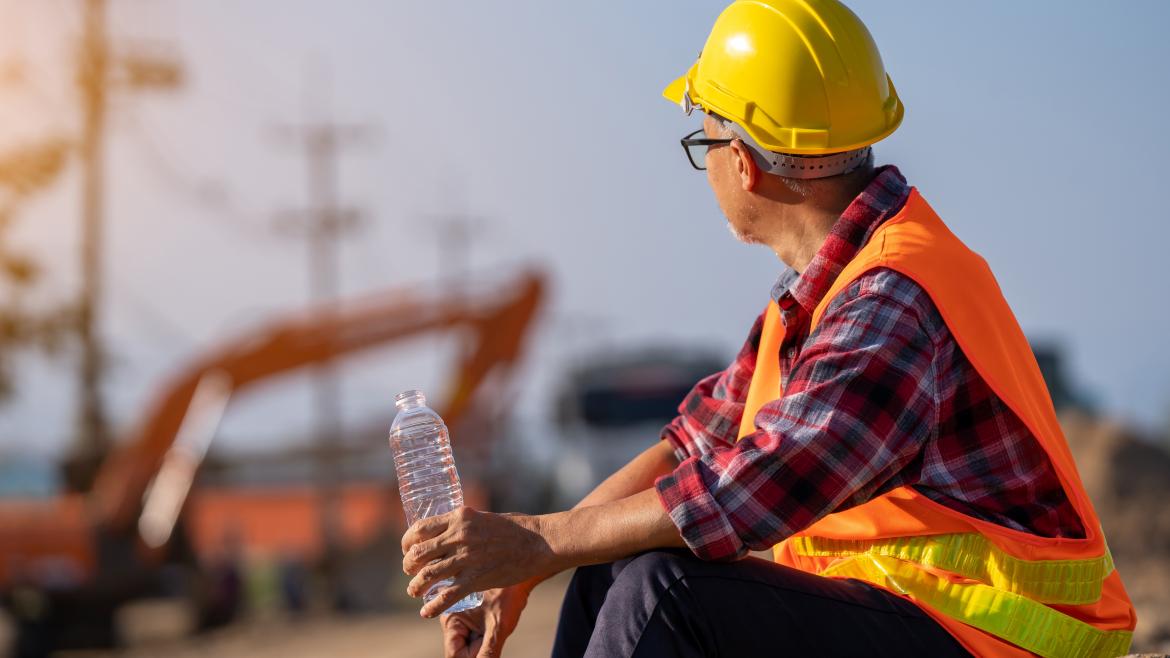 Calor obra Trabajador de la construcción bebiendo agua por el calor