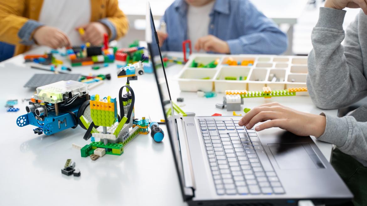 alumnos realizando robótica 