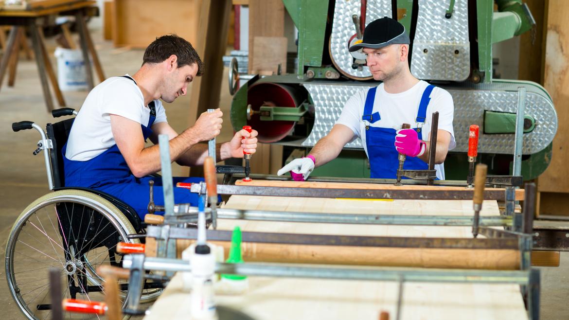 Persona en silla de ruedas trabajando