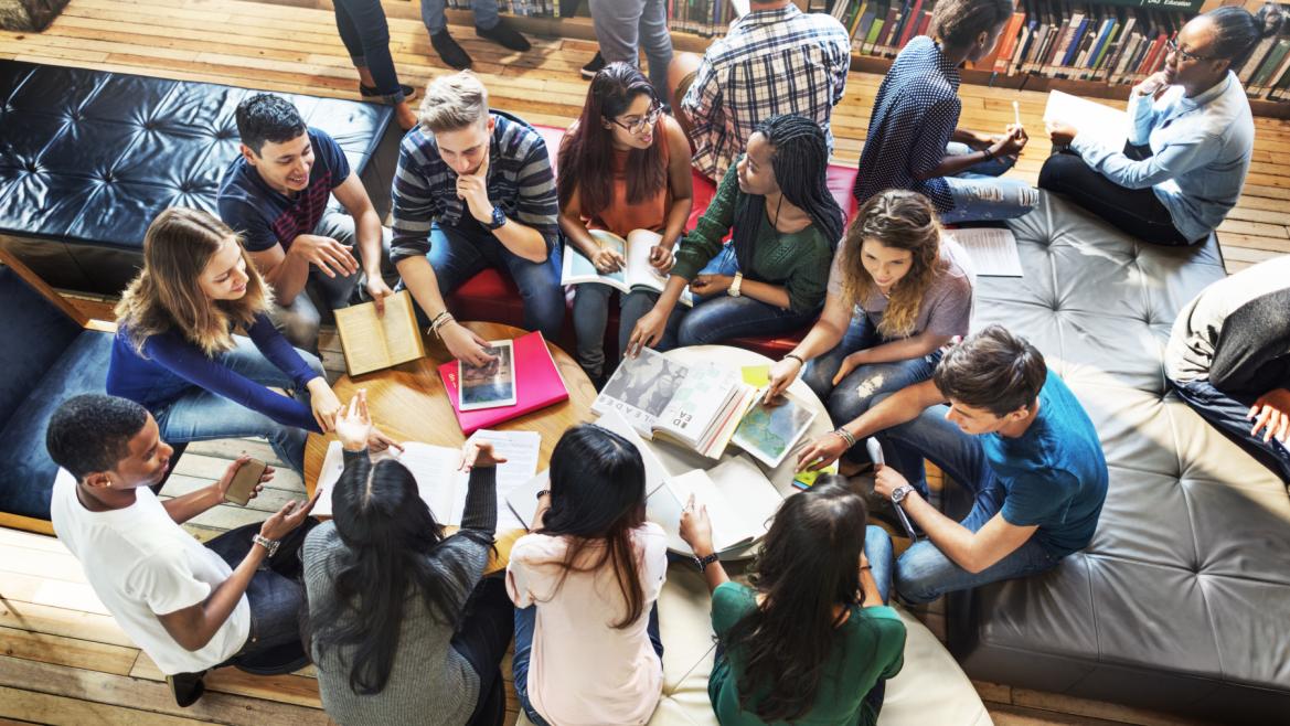 Grupo de estudiantes trabajando 
