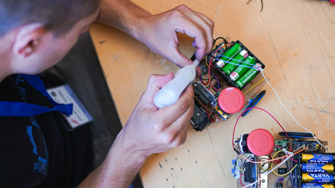 Joven trabajando en un proyecto de Eurobot Spain