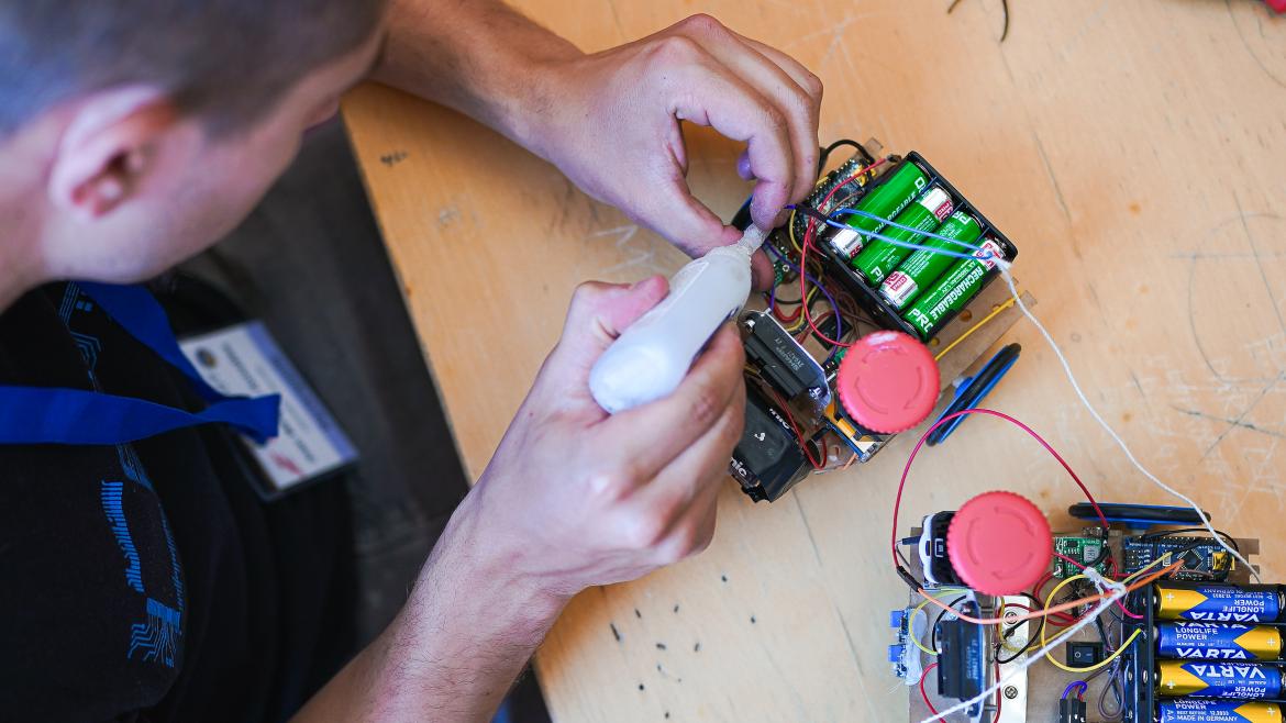 Joven trabajando en un proyecto de Eurobot Spain