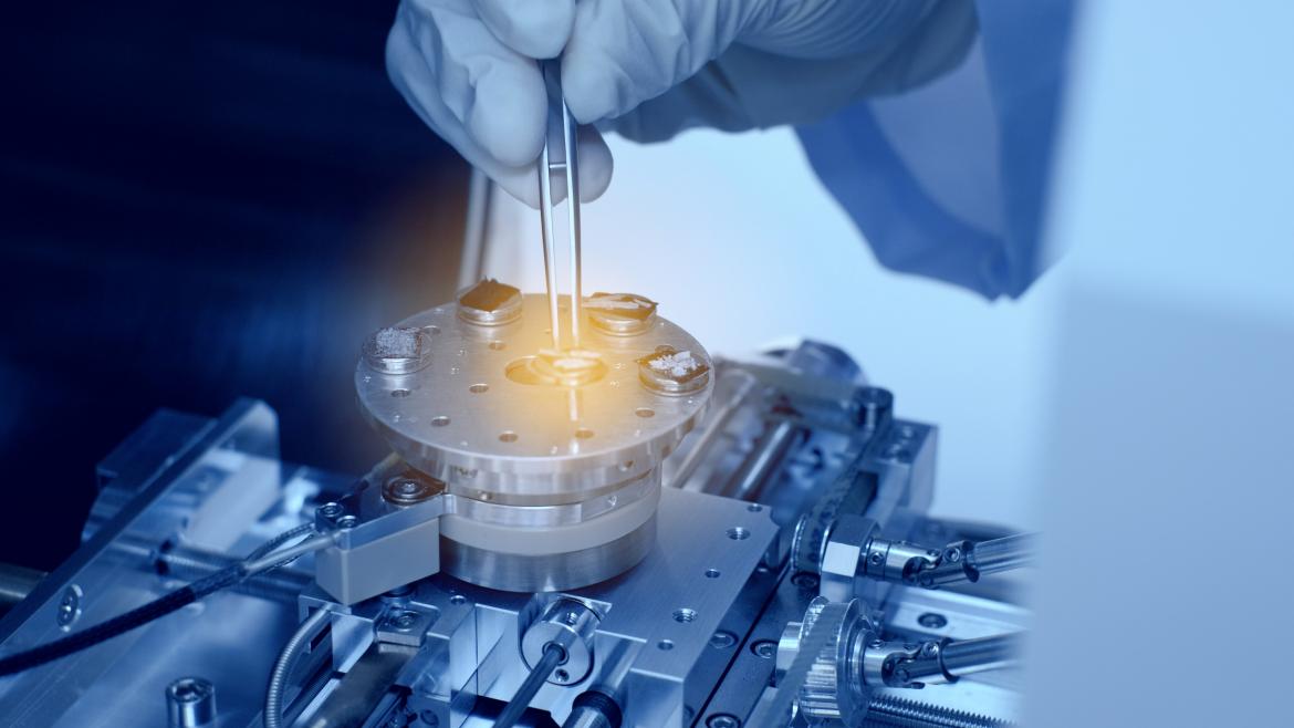 Científico prepara nanomateriales para analizar ciencia