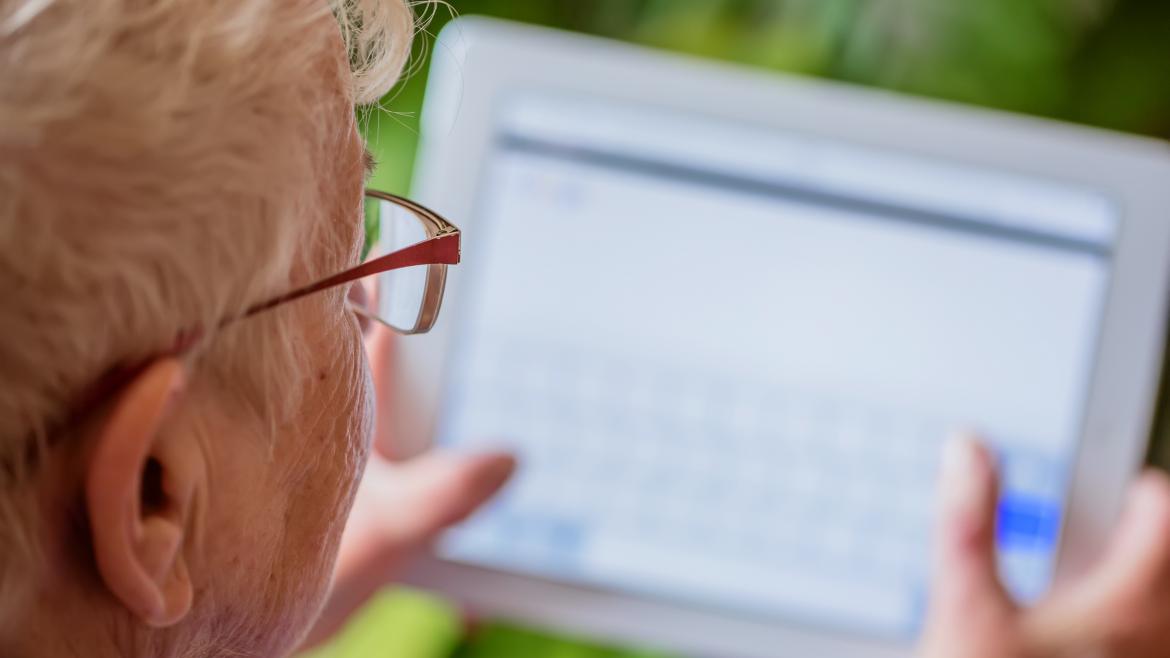 Entregamos 859 tablets a las residencias para facilitar que los usuarios contacten con sus familias | Comunidad de Madrid