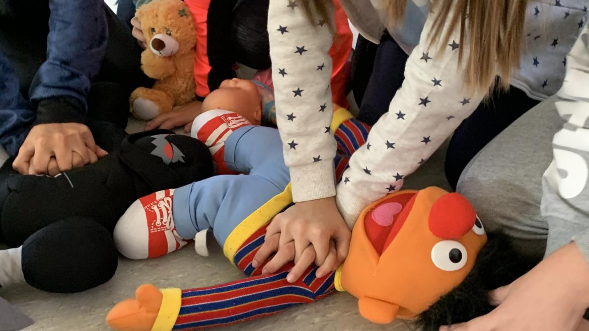 taller de rcp enel Hospital de Móstoles con niños de 4 de la ESO