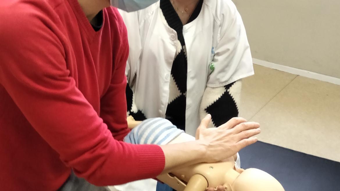 El Centro de Salud Eloy Gonzalo forma a las familias en prevención de accidentes y técnicas de reanimación técnica de RCP