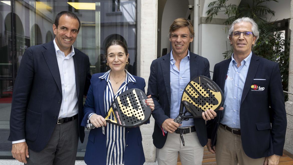 La consejera y el director de deportes durante la presentación