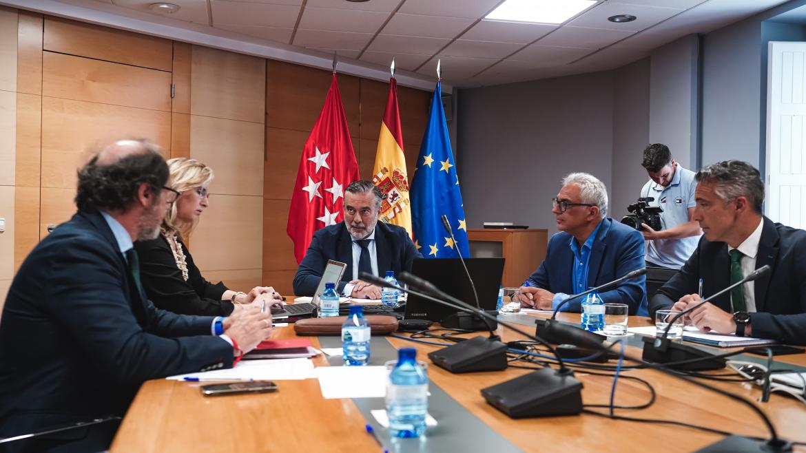 Los consejeros Enrique López, Paloma Martín y Carlos Izquierdo durante la reunión