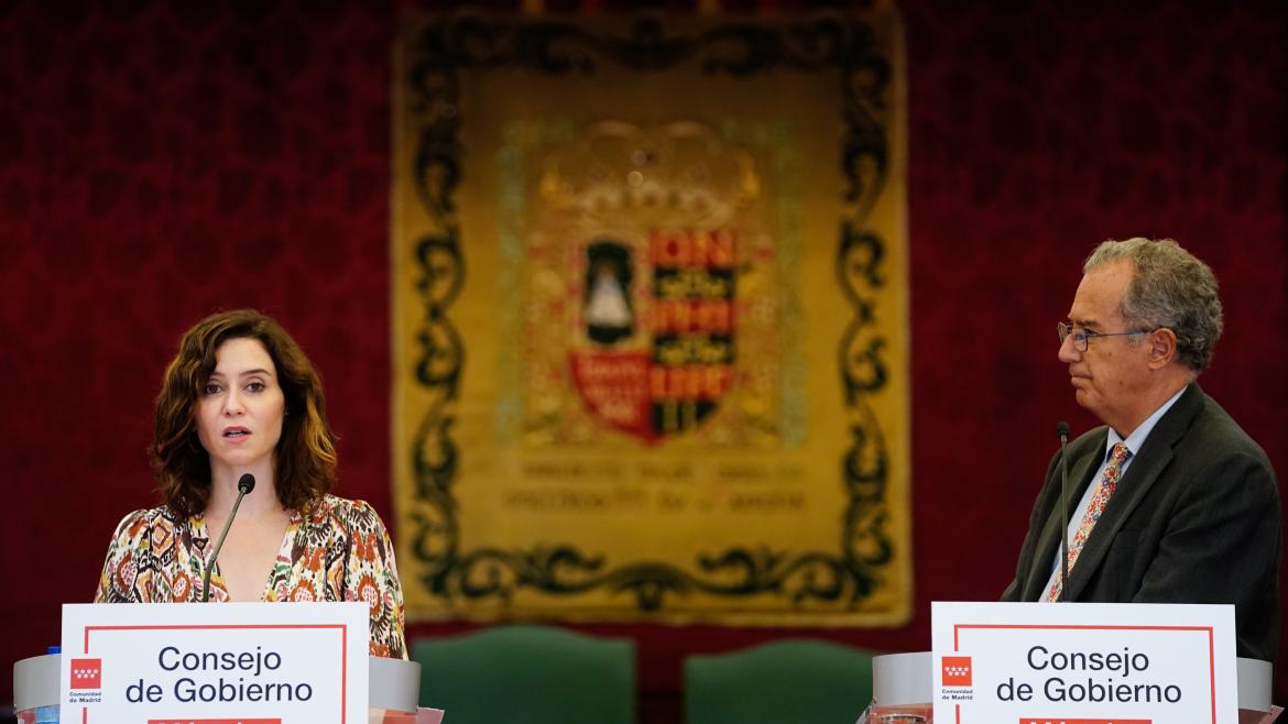 La presidenta durante la rueda de prensa junto a Ossorio