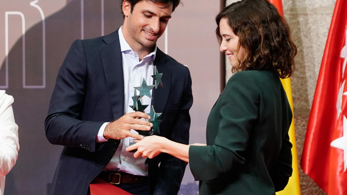 Díaz Ayuso entrega los Premios Siete Estrellas del Deporte a Carlos Sainz Jr., Marcelo, Patricia García y Sara Martínez La presidenta entrega el premio Siete Estrellas del Deporte a Carlos Sainz Jr.