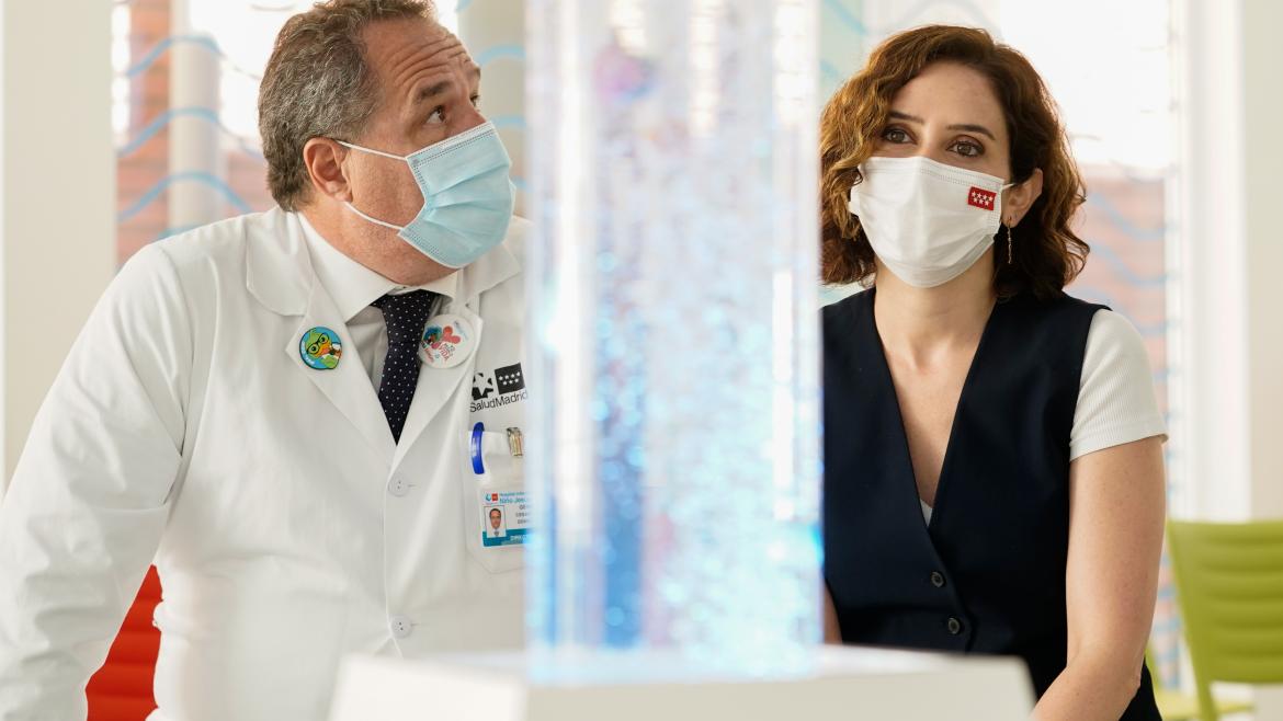 La presidenta Isabel Díaz Ayuso conoce las nuevas Urgencias del Hospital público Infantil Niño Jesús La presidenta junto al gerente del hospital