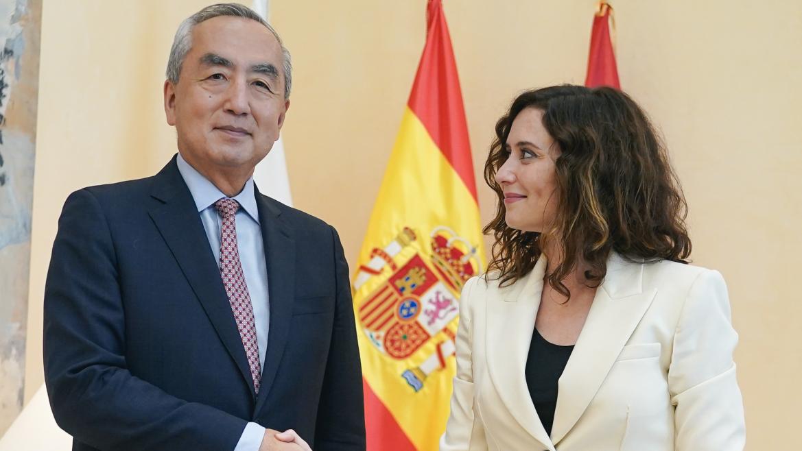 La presidenta le da la mano al embajador