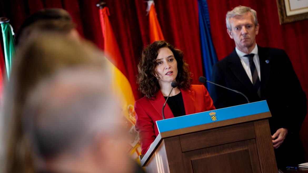 La presidenta firmando el libro de visitas en Ordes, Galicia