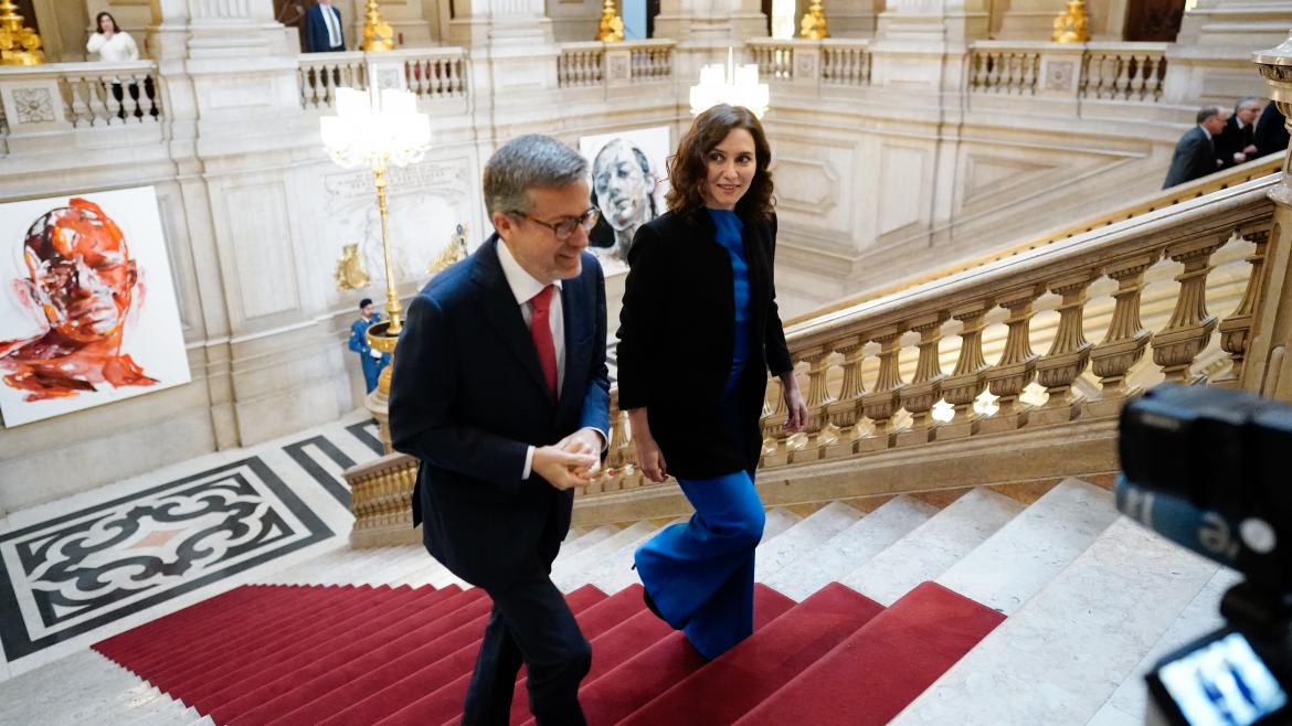 La presidenta sube las escaleras junto al alcalde 