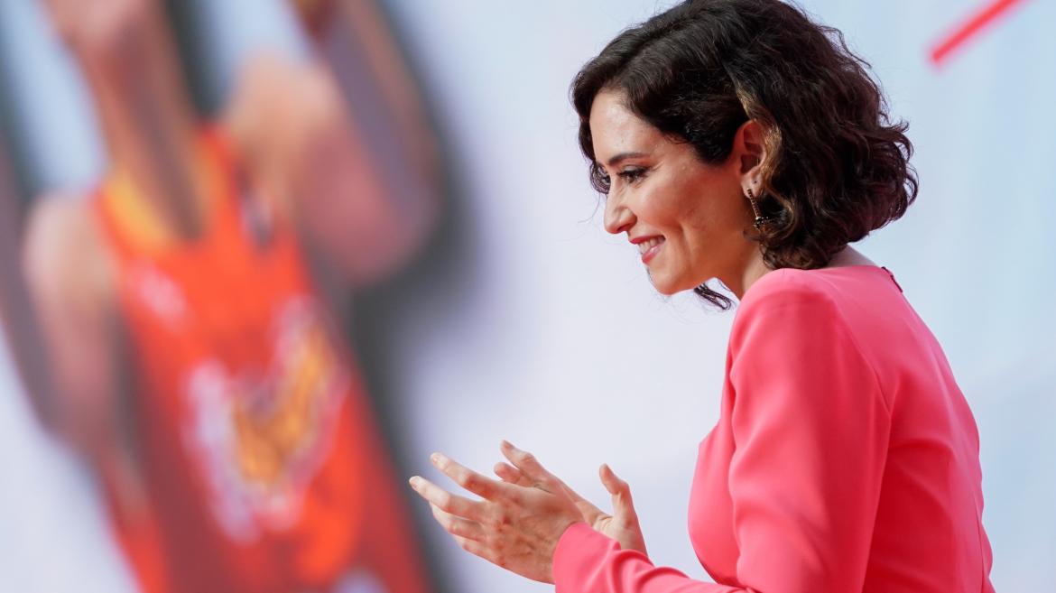 La presidenta aplaude durante el acto