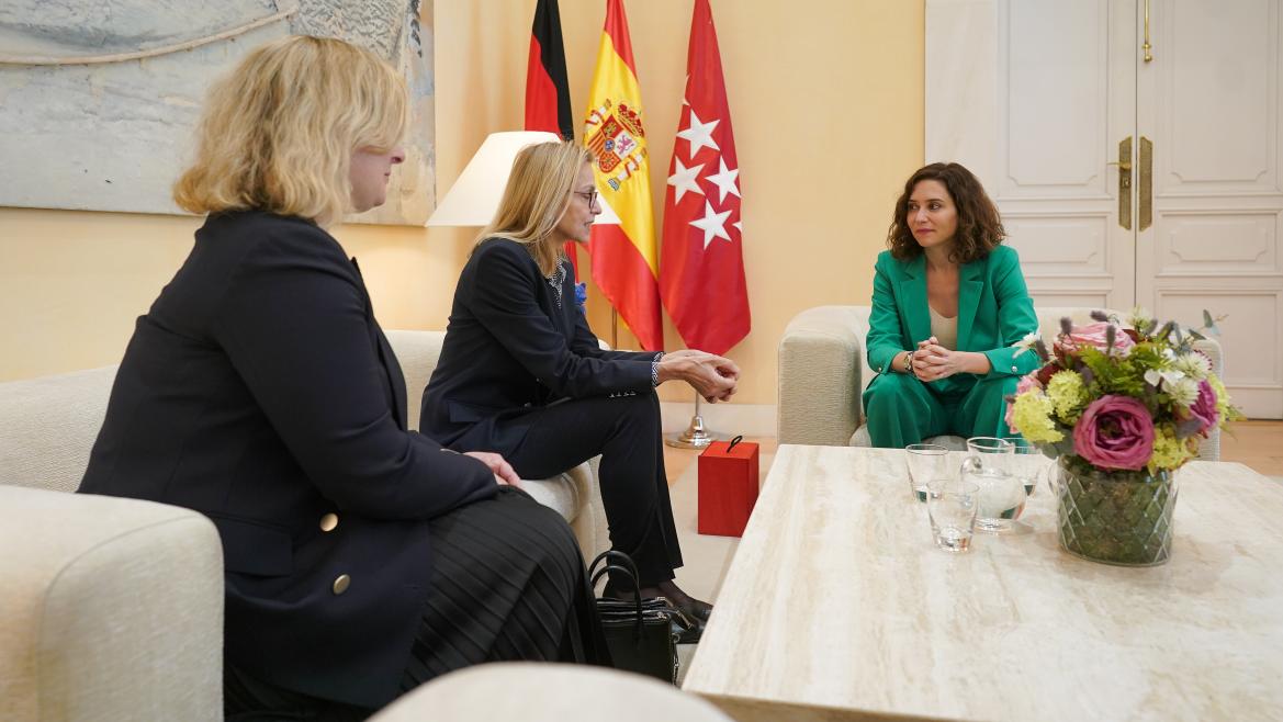 La presidenta reunida con la embajadora
