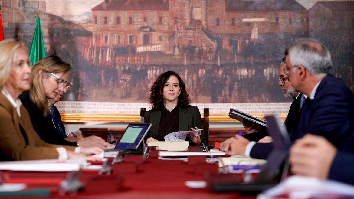 La presidenta durante la reunión junto a los consejeros 