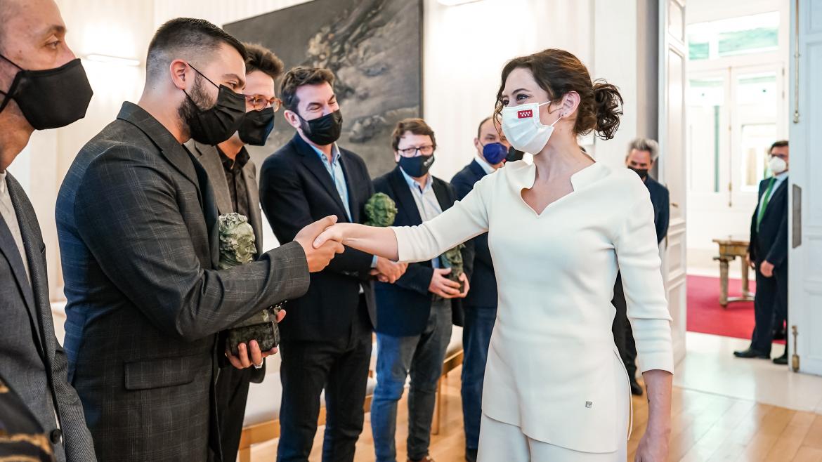 La presidenta da la mano a uno de los ganadores