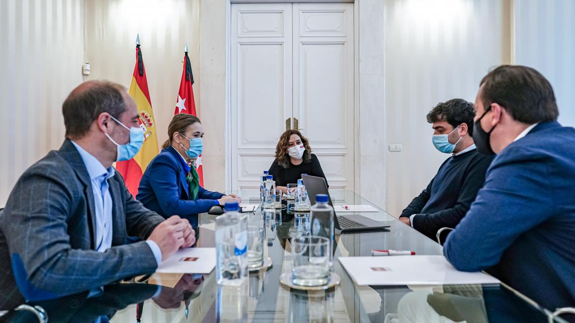 La presidenta en la reunión con los representantes de la organización