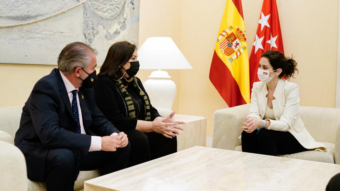 La presidenta junto a los representantes de la AVT