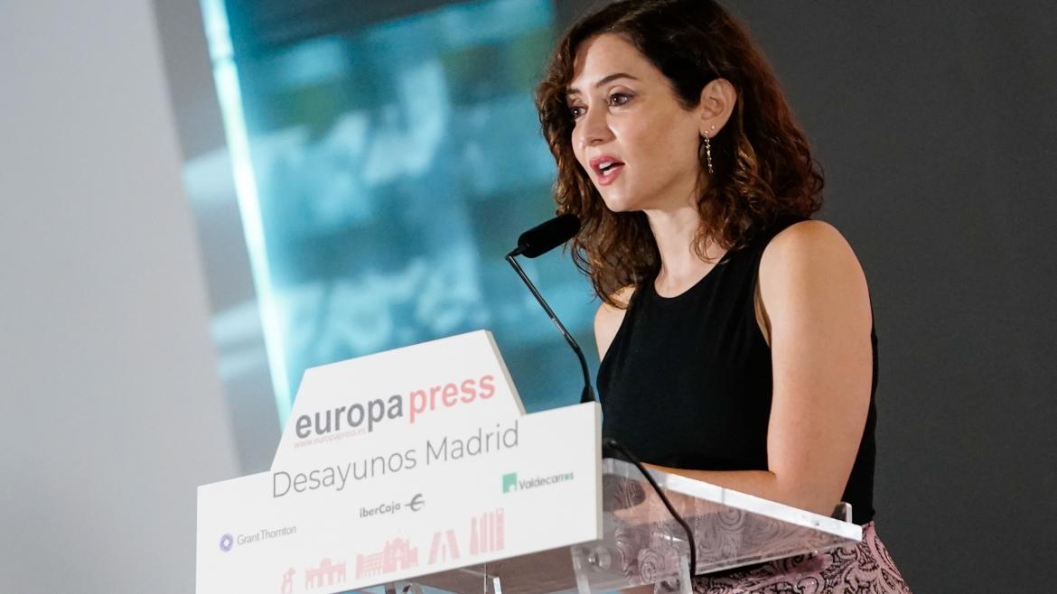 La presidenta en el atril durante su intervención en el desayuno