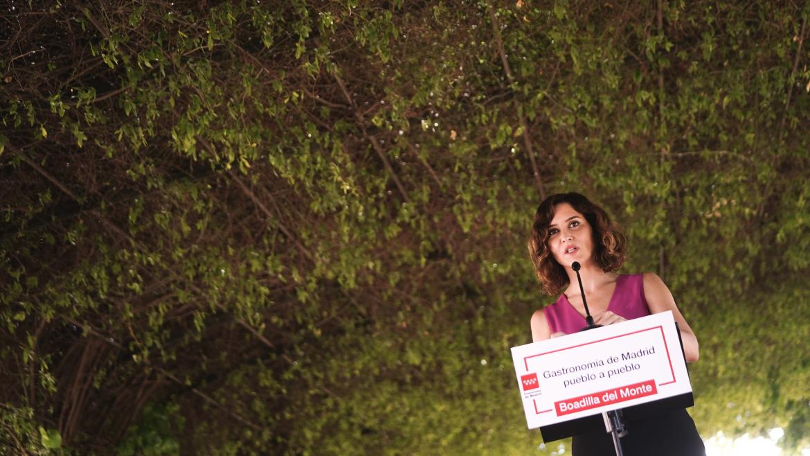 La presidenta durante su intervención en el atril y vestida de fucsia