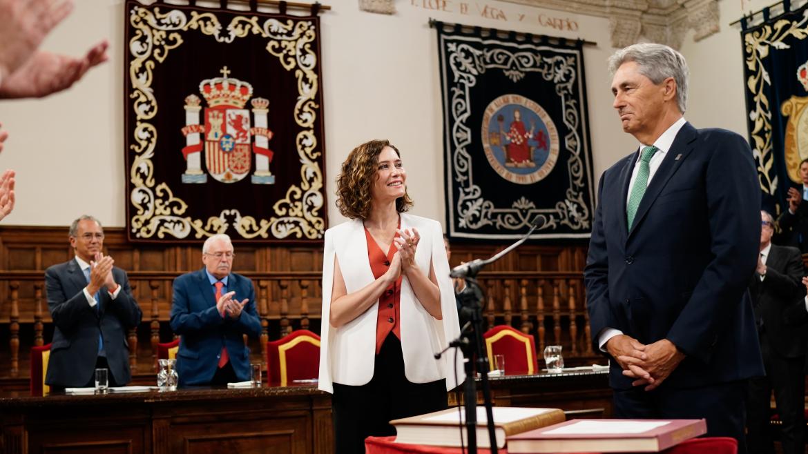 La presidenta aplaude durante el acto al rector