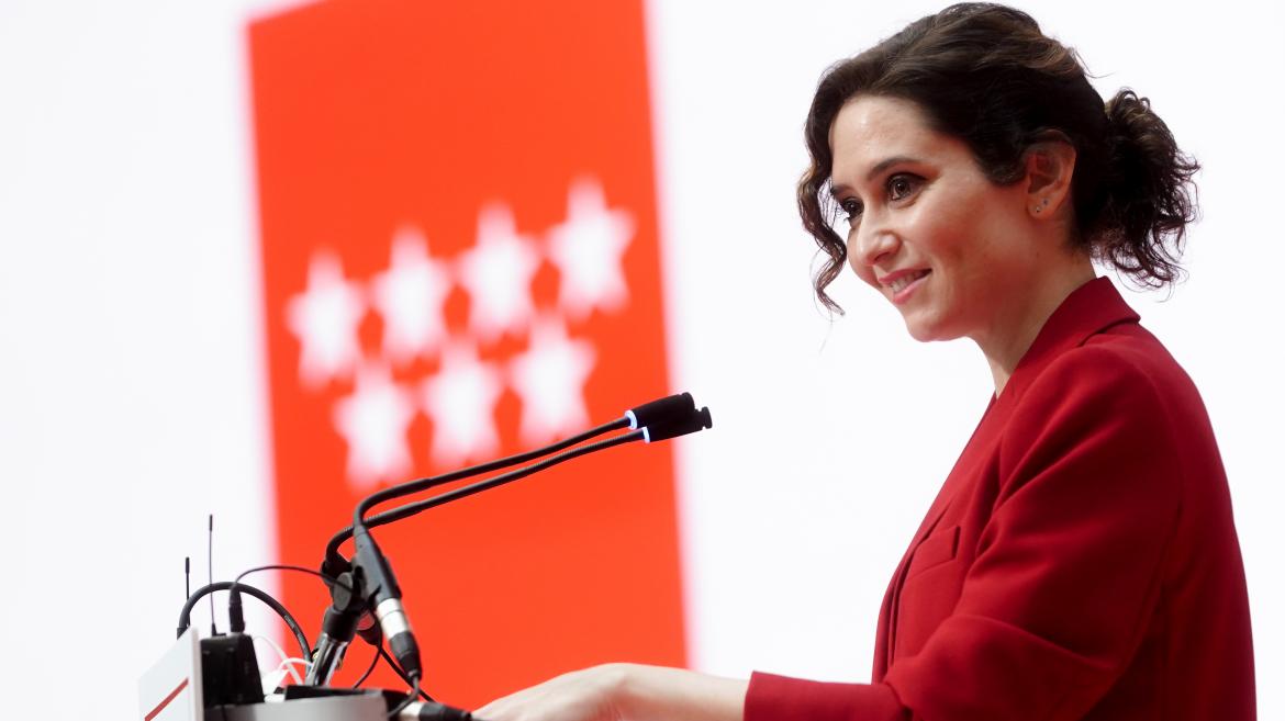 La presidenta vestida de rojo durante su intervneción en el acto