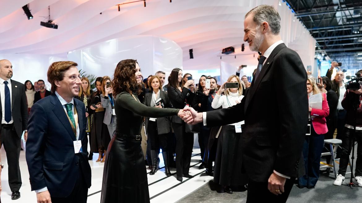 El Rey saludando a la presidenta