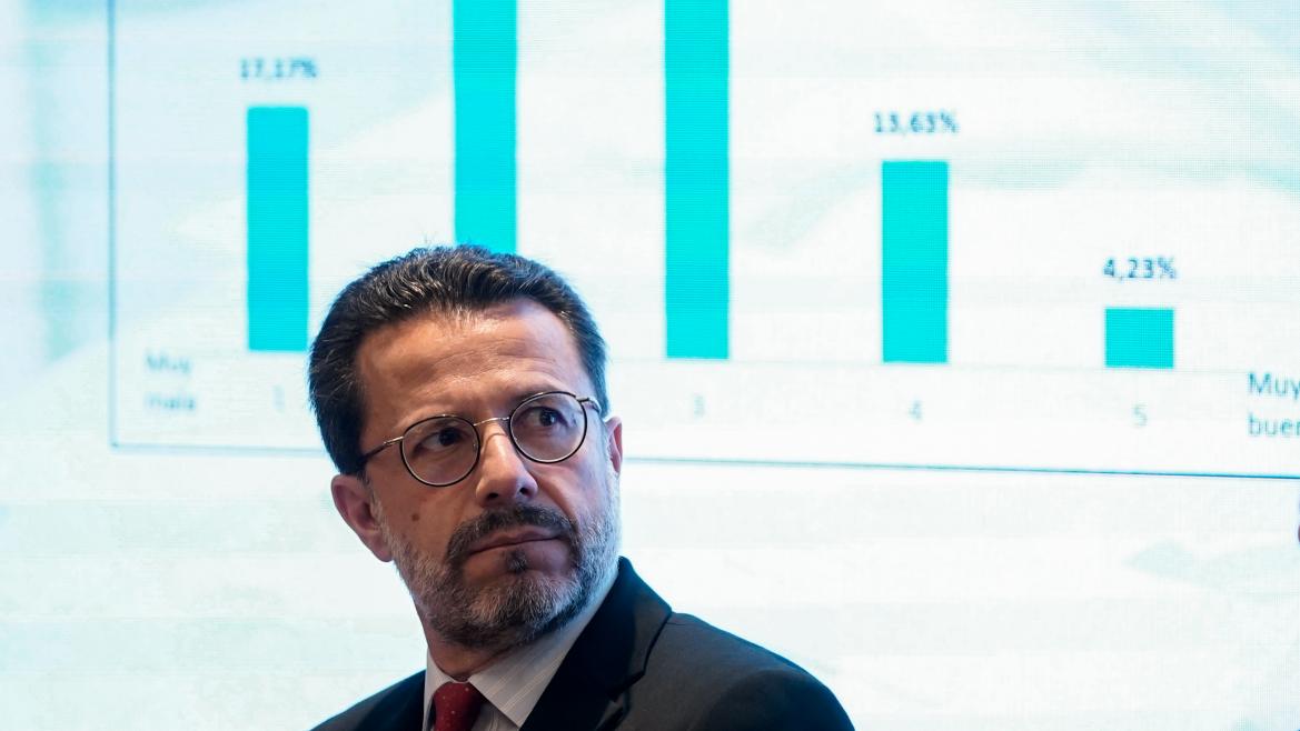 El consejero Lasquetty con una infografía detrás