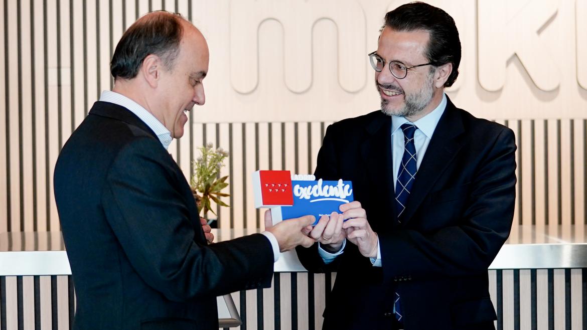 El consejero Javier Lasquetty entregando el sello de calidad