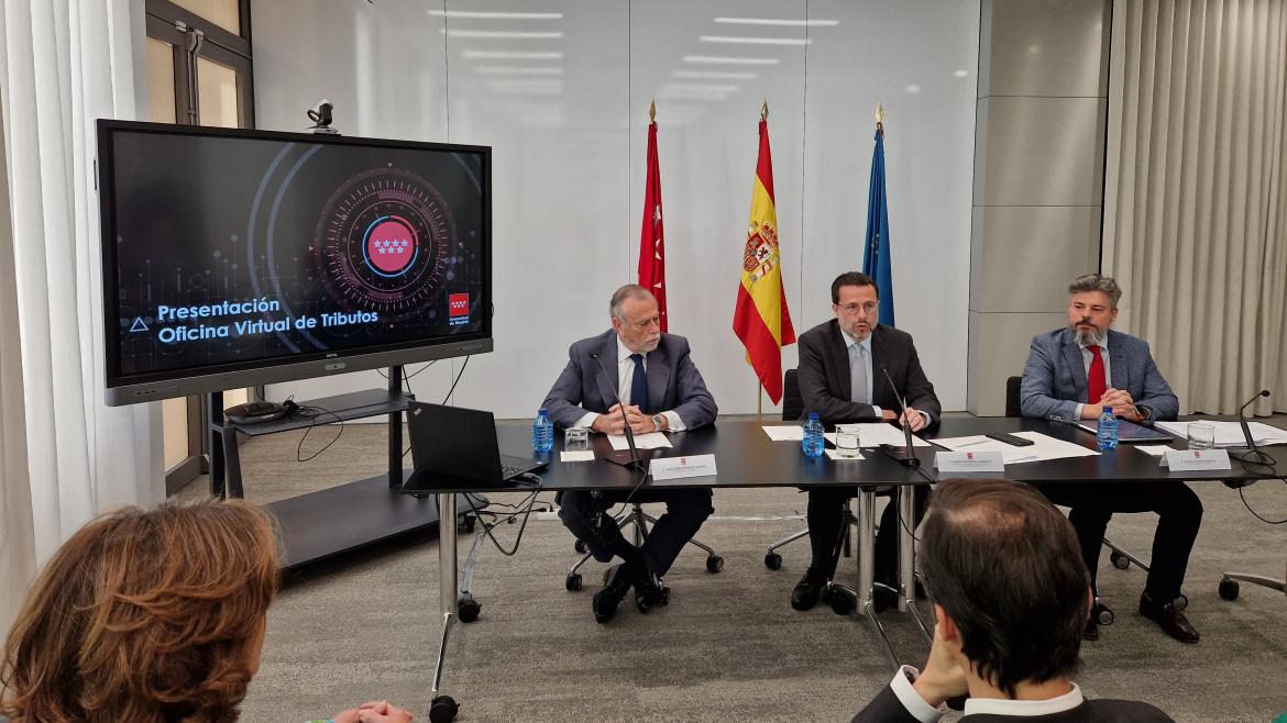 El consejero Lasquetty durante la presentación de la oficina