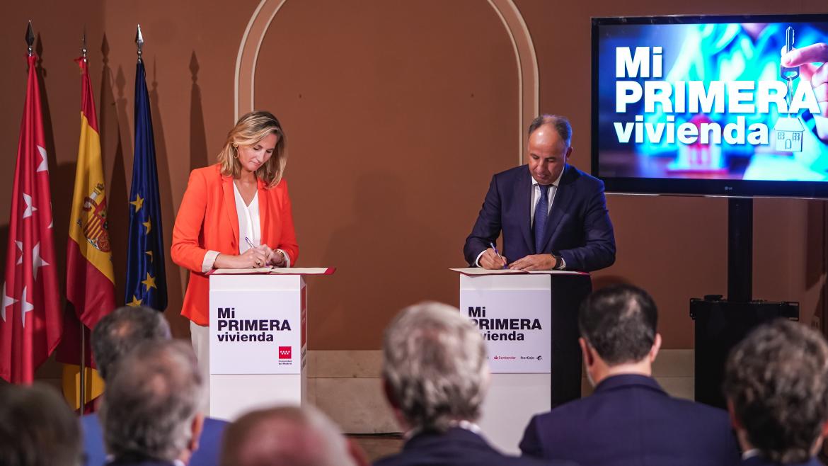 La consejera firmando el convenio