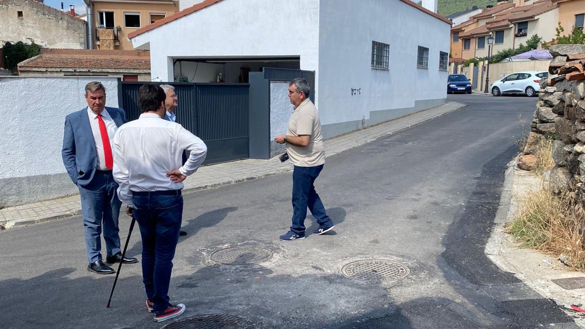 El viceconsejero José Antonio Sánchez observa el asfaltado en Bustarviejo