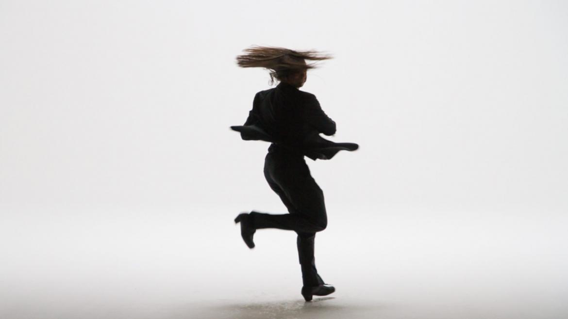 El bailaor José Maya de negro con fondo blanco