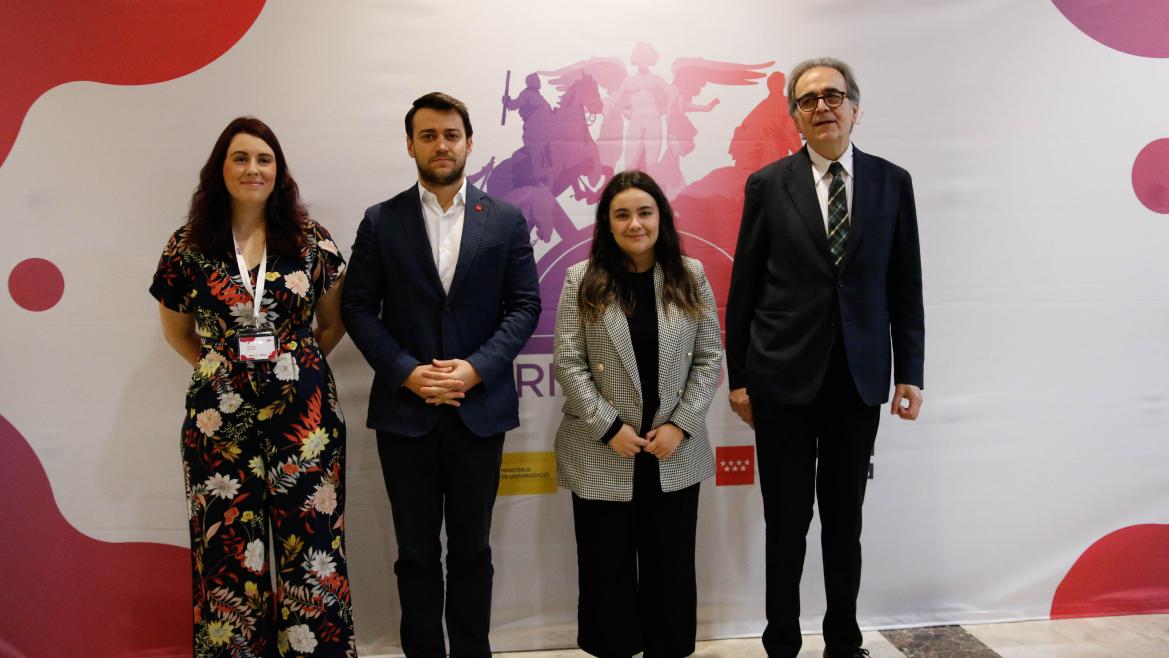 El director de Juventud con otros participantes