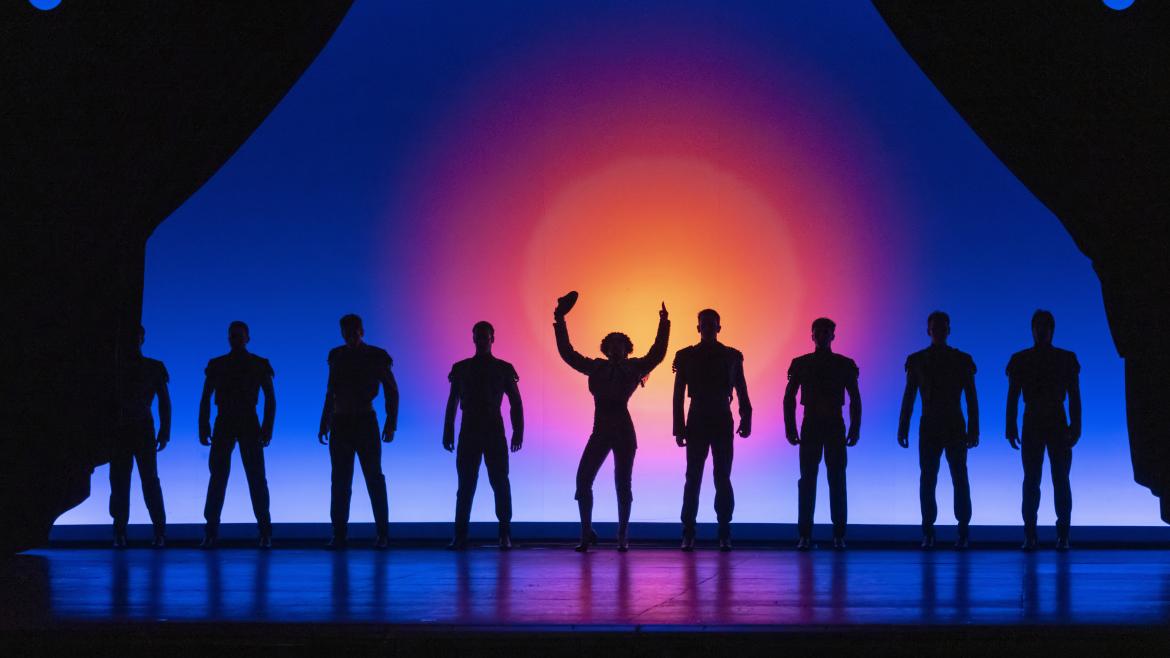 Una compañía de danza a contra luz