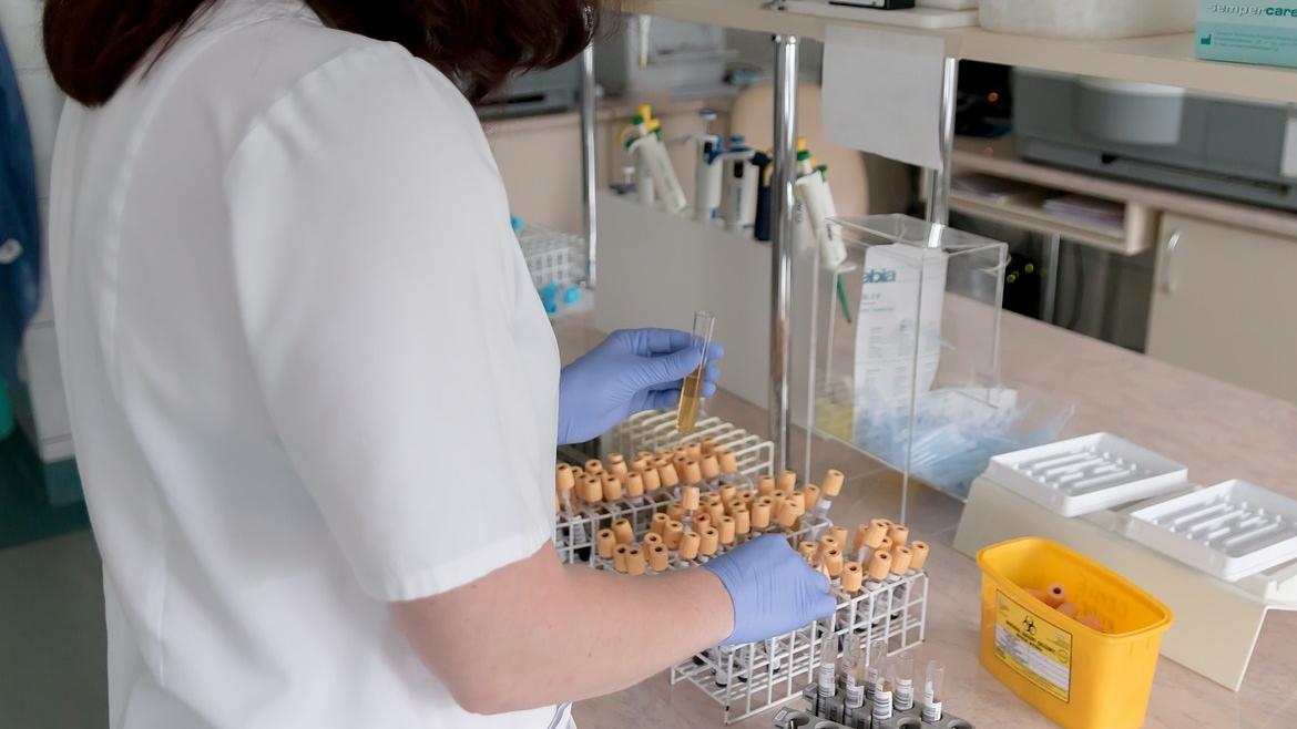 Una mujder trabaja en un laboratorio de análisis