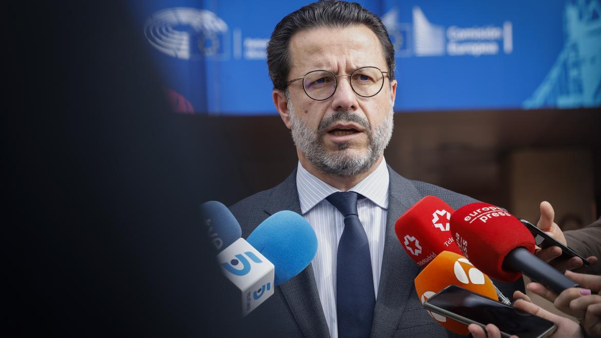 El consejero durante su intervención con los medios