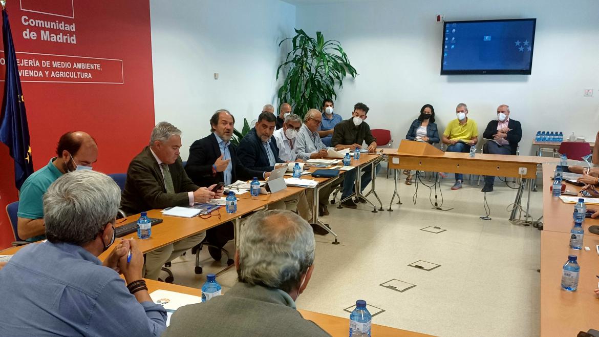 La mesa de reunión en la Consejería de Medio Ambiente, Vivienda y Agricultura