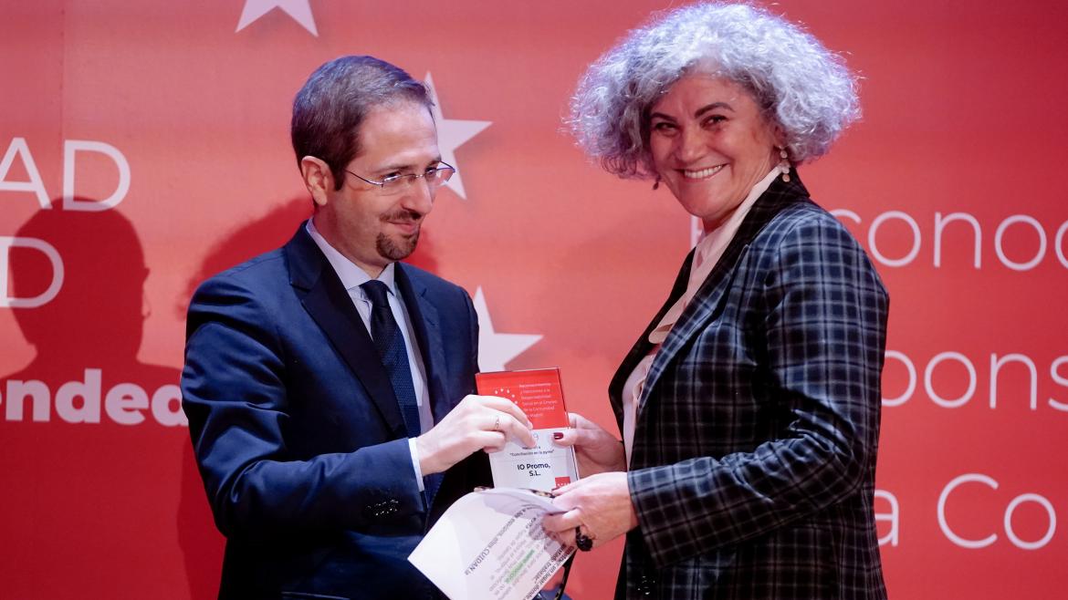 El viceconsejero recibiendo el premio