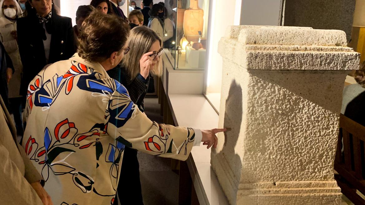 La consejera observa de cerca una de las piezas de la exposición