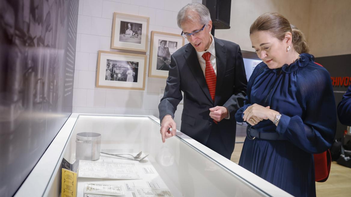 La consejera Marta Rivera observa las piezas