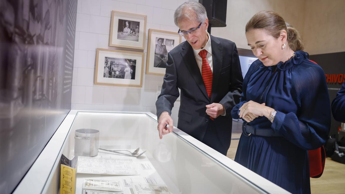 La consejera Marta Rivera observa las piezas