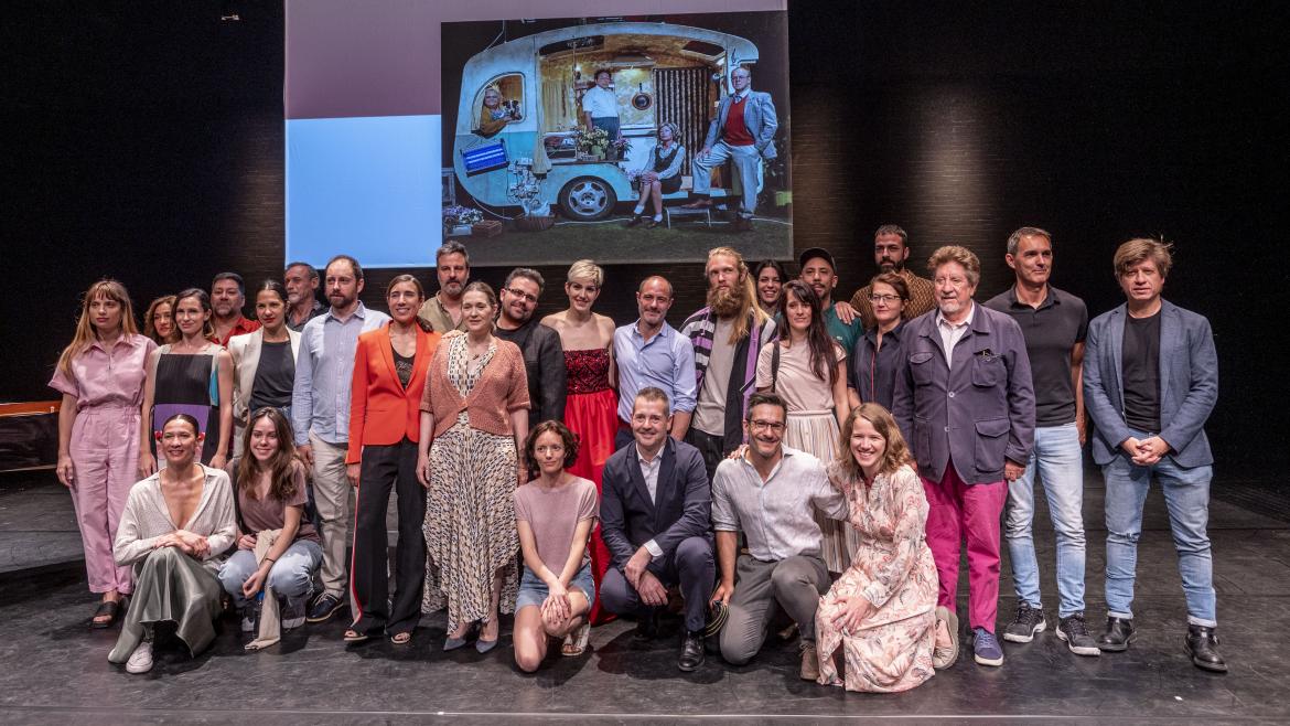 La consejera con varios de los participantes para la nueva programación
