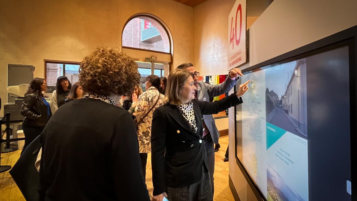 La consejera Marta Rivera mientras observa una pantalla de la exposición