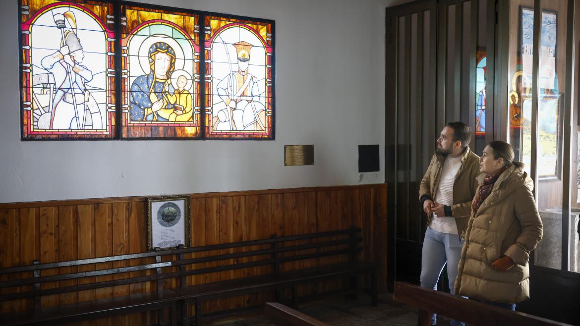 La consejera observando el patrimonio de Somosierra