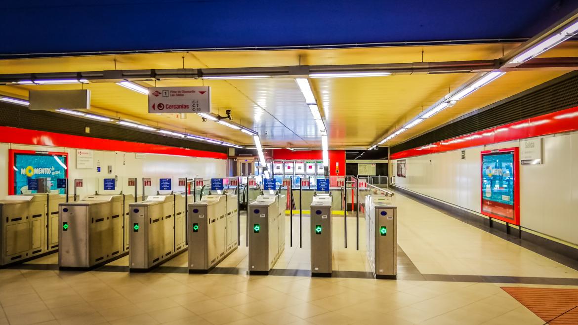 Una entrada del Metro de Madrid en la zona interior