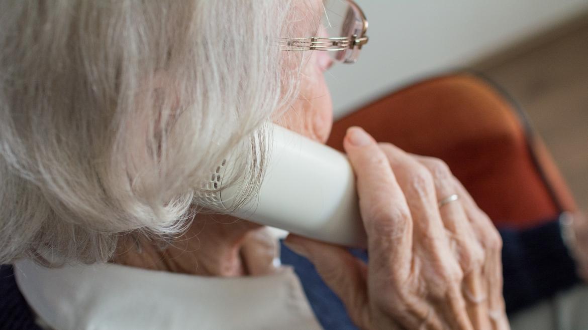 Mujer mayor hablando por teléfono 